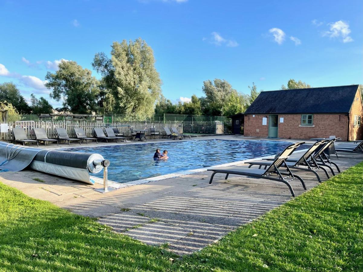 Cosy Cotswold Lodge By Your Home Here - Summer Sale For 3 Plus Nights - Ideal For Families With Log-Burner, Spa, Private Parking And Heated Swimming Pools Ashton Keynes Luaran gambar