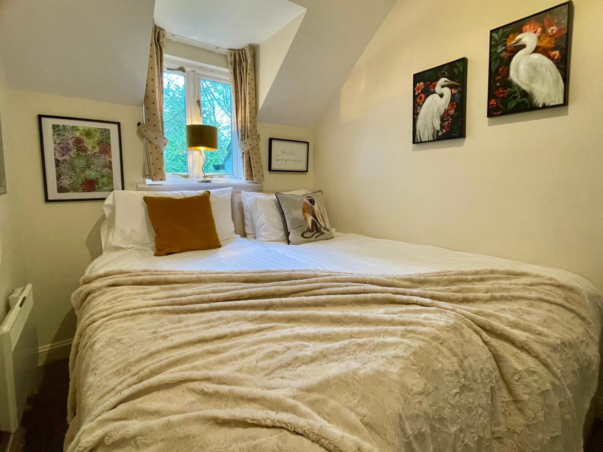Cosy Cotswold Lodge By Your Home Here - Summer Sale For 3 Plus Nights - Ideal For Families With Log-Burner, Spa, Private Parking And Heated Swimming Pools Ashton Keynes Luaran gambar