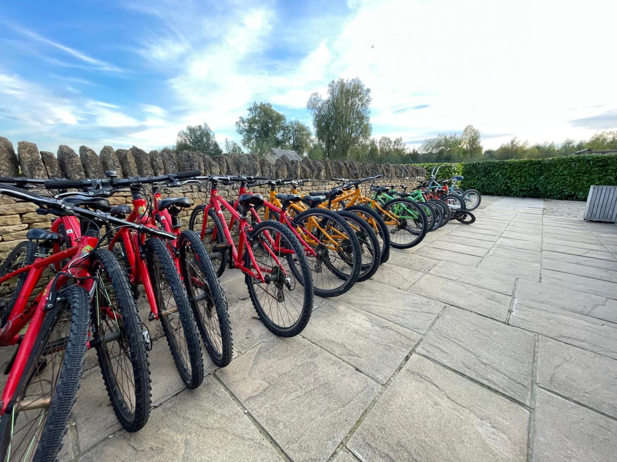 Cosy Cotswold Lodge By Your Home Here - Summer Sale For 3 Plus Nights - Ideal For Families With Log-Burner, Spa, Private Parking And Heated Swimming Pools Ashton Keynes Luaran gambar