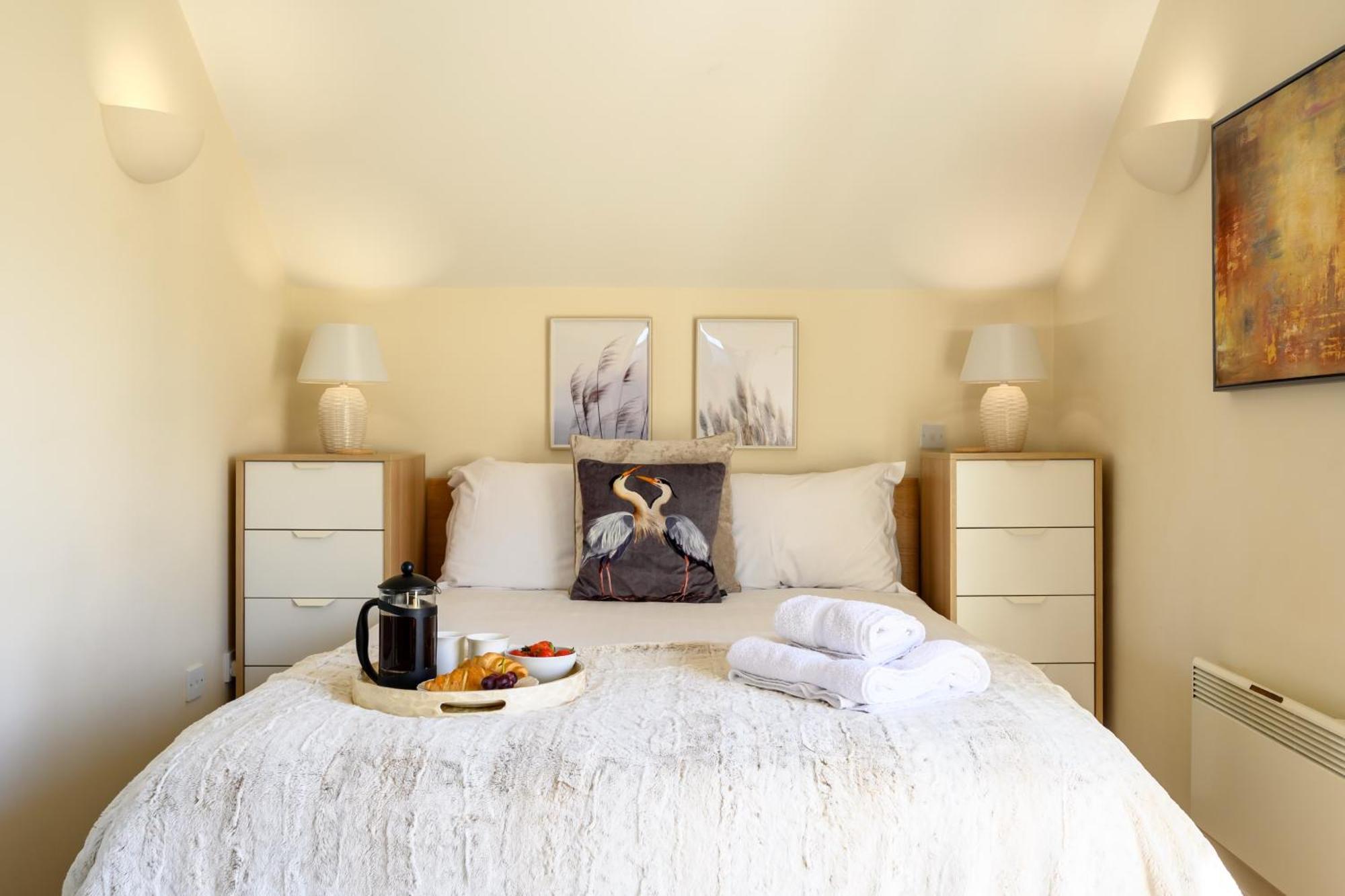 Cosy Cotswold Lodge By Your Home Here - Summer Sale For 3 Plus Nights - Ideal For Families With Log-Burner, Spa, Private Parking And Heated Swimming Pools Ashton Keynes Luaran gambar