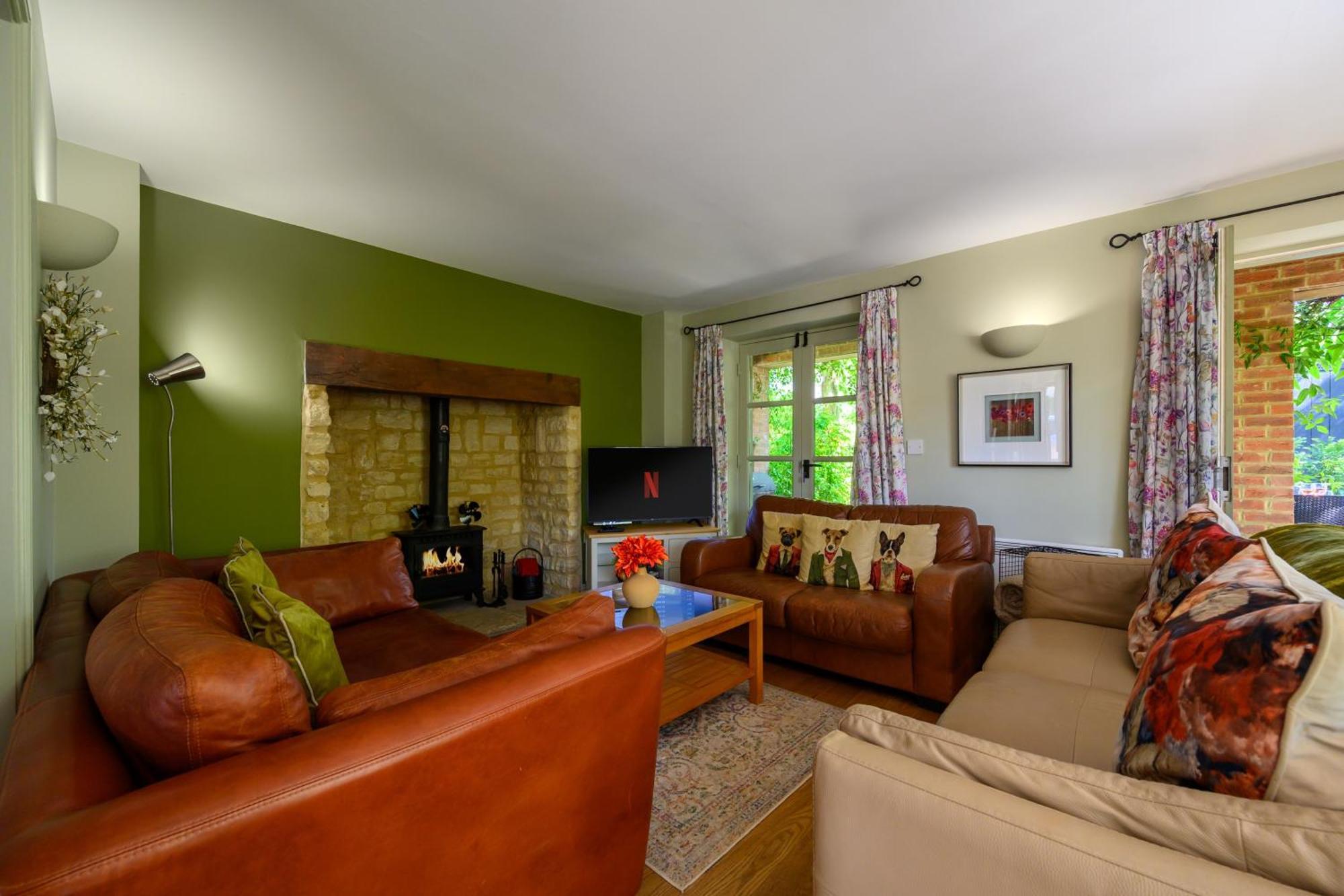 Cosy Cotswold Lodge By Your Home Here - Summer Sale For 3 Plus Nights - Ideal For Families With Log-Burner, Spa, Private Parking And Heated Swimming Pools Ashton Keynes Luaran gambar