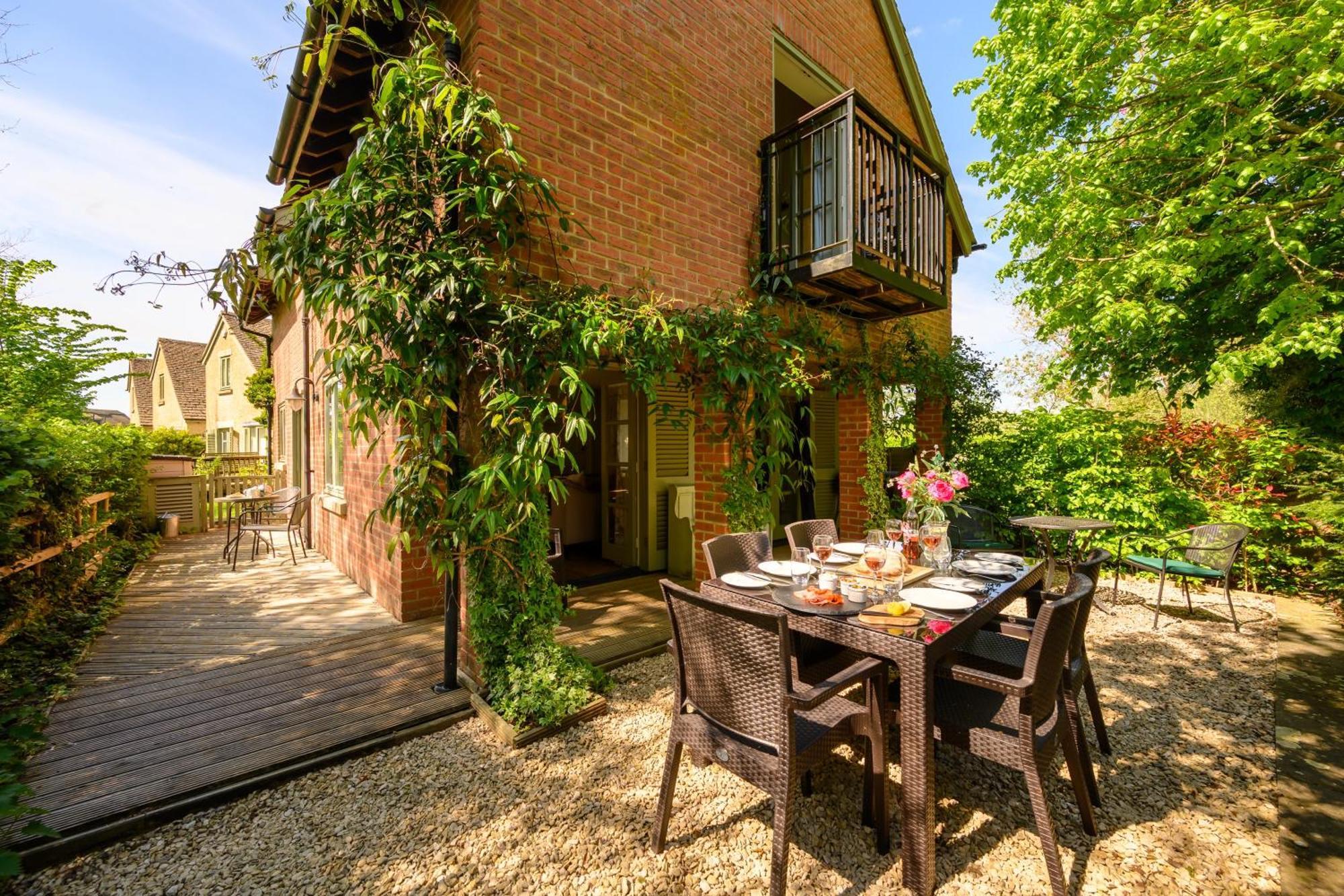 Cosy Cotswold Lodge By Your Home Here - Summer Sale For 3 Plus Nights - Ideal For Families With Log-Burner, Spa, Private Parking And Heated Swimming Pools Ashton Keynes Luaran gambar