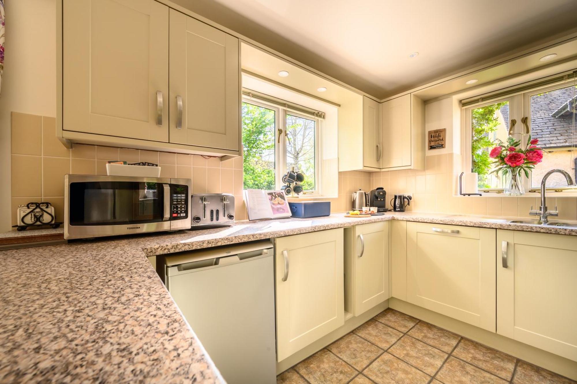 Cosy Cotswold Lodge By Your Home Here - Summer Sale For 3 Plus Nights - Ideal For Families With Log-Burner, Spa, Private Parking And Heated Swimming Pools Ashton Keynes Luaran gambar