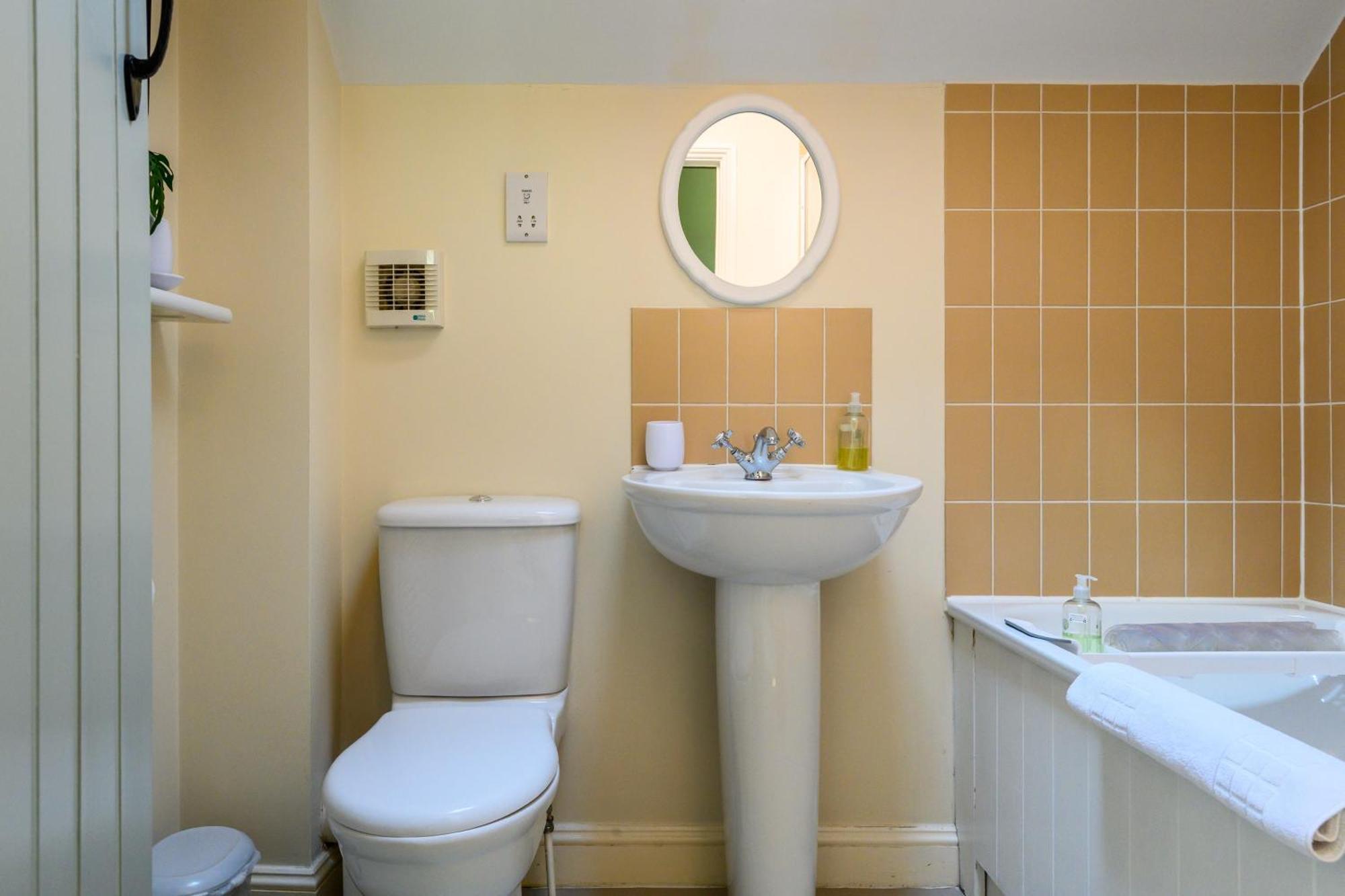 Cosy Cotswold Lodge By Your Home Here - Summer Sale For 3 Plus Nights - Ideal For Families With Log-Burner, Spa, Private Parking And Heated Swimming Pools Ashton Keynes Luaran gambar