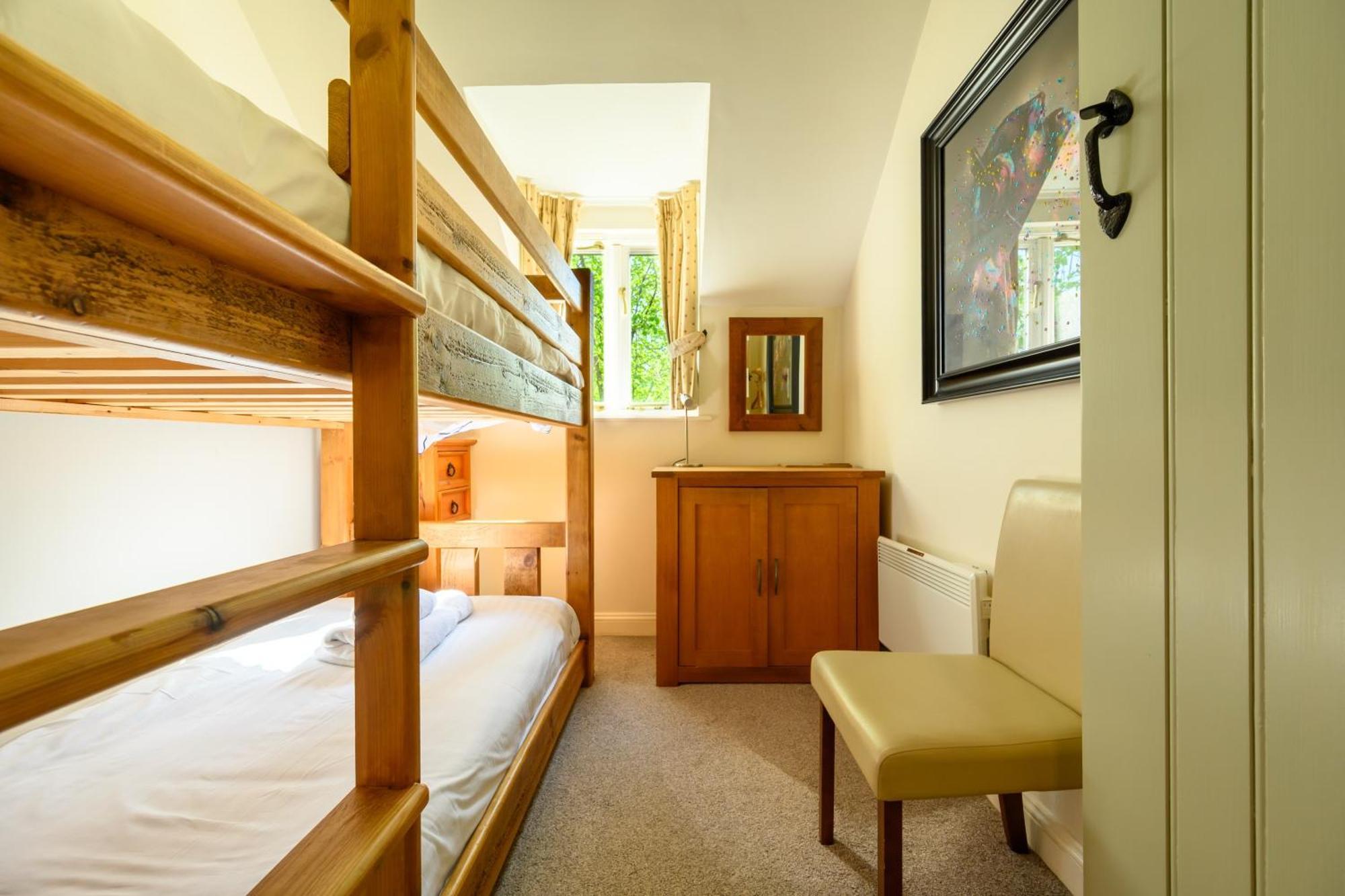 Cosy Cotswold Lodge By Your Home Here - Summer Sale For 3 Plus Nights - Ideal For Families With Log-Burner, Spa, Private Parking And Heated Swimming Pools Ashton Keynes Luaran gambar