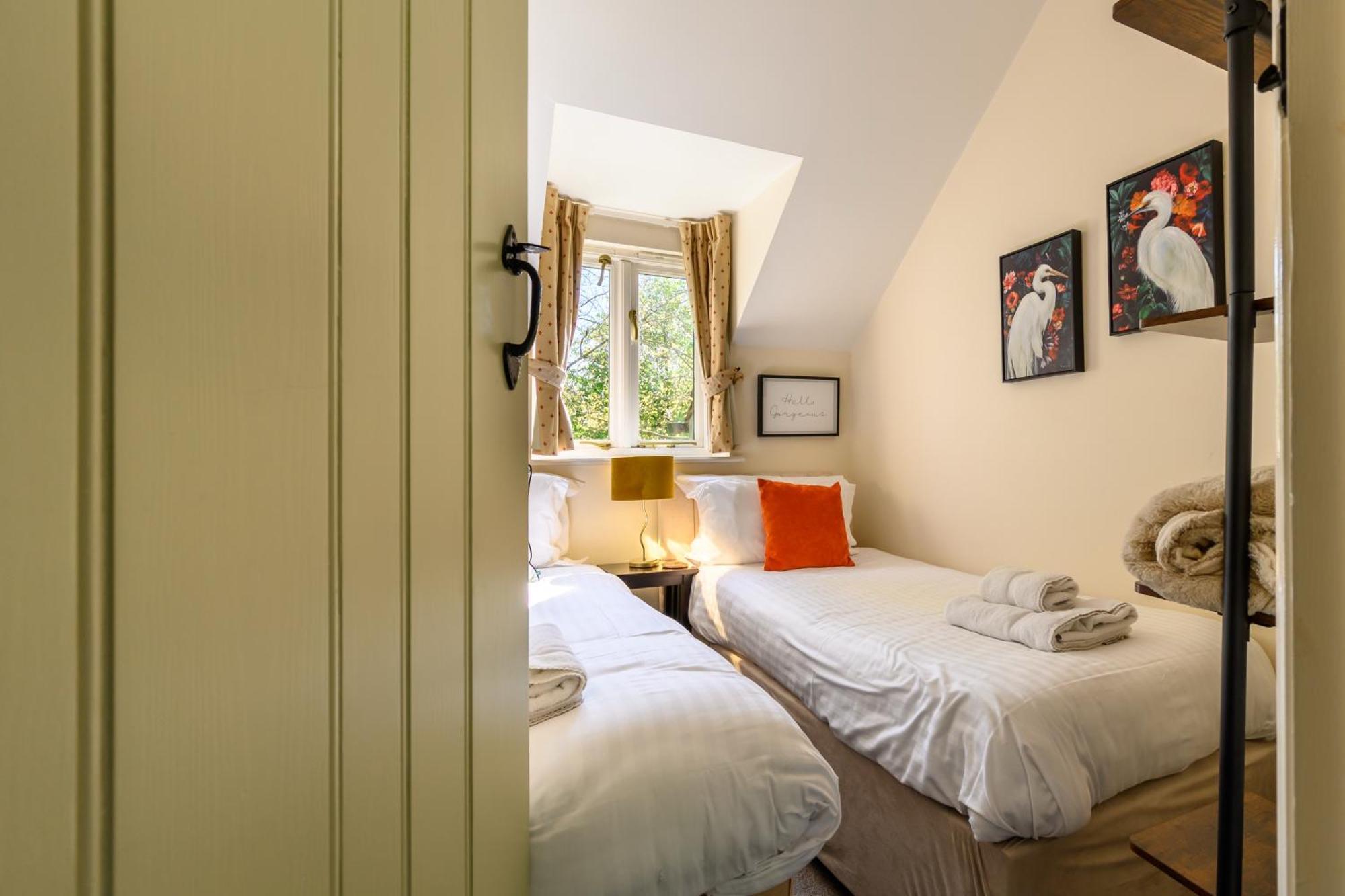 Cosy Cotswold Lodge By Your Home Here - Summer Sale For 3 Plus Nights - Ideal For Families With Log-Burner, Spa, Private Parking And Heated Swimming Pools Ashton Keynes Luaran gambar
